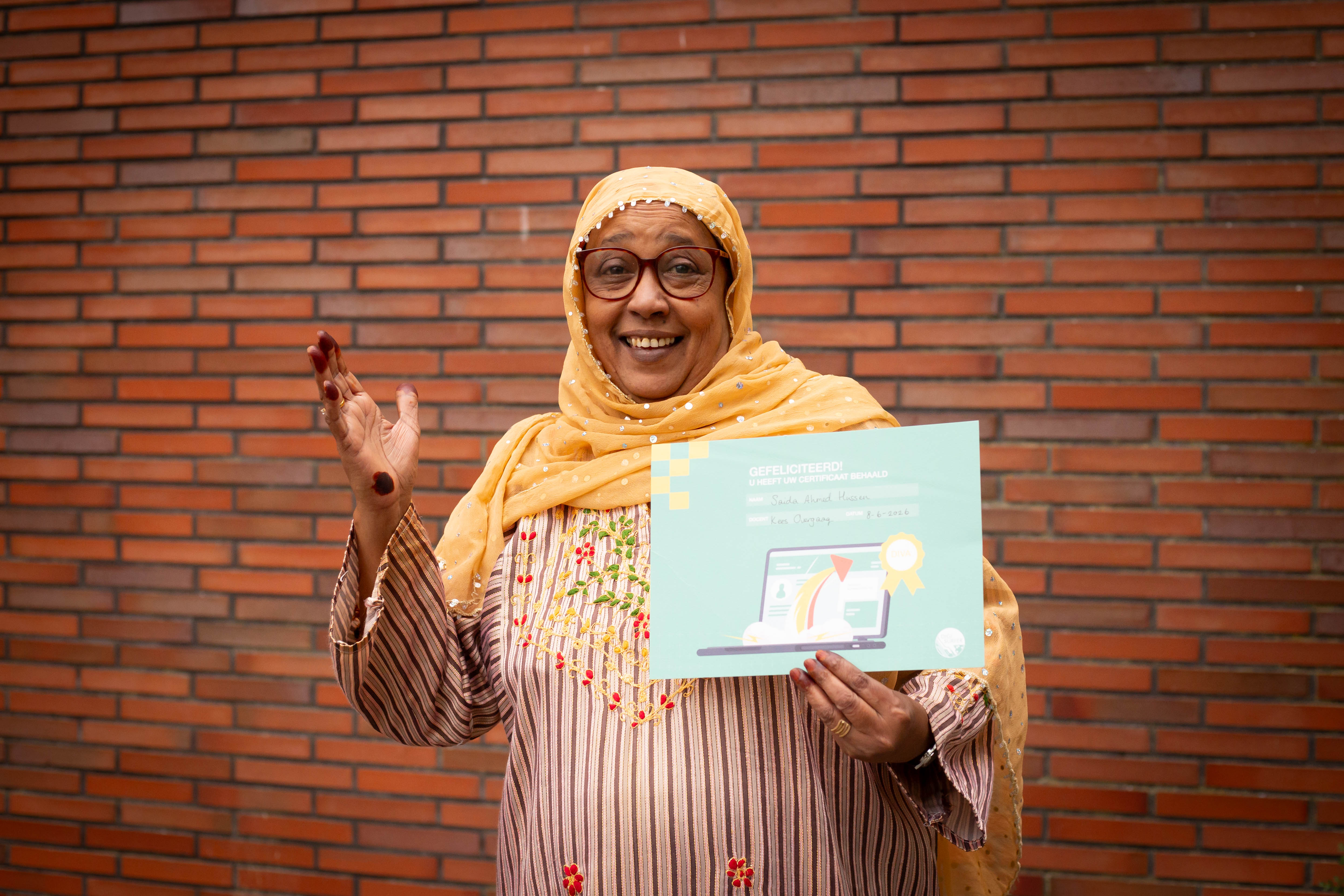 Cursists Saïda. "De cursus is goed. Ik leer veel. Soms is het wel veel in mijn hoofd, maar ik kan thuis oefenen omdat we een laptop hebben gekregen. Dat is heel fijn."